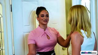 Petits seins blonde escroc se fait passer pour un gros seins milf runaway belle-fille et se retrouve à obtenir sa chatte poilue léchée par sa belle-mère,