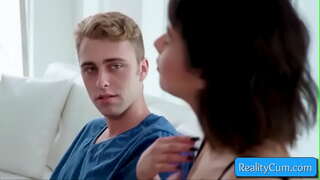 Voir cette cutie adolescent de brune suce l&#039;énorme queue et sa chatte doigter profond