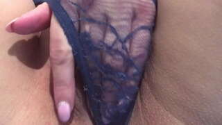 Dia butuh ayam di dalam. Close-Up