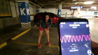 Horny meisie vinger haar vagina by die Mall parkeerterrein