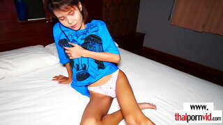 Mršavi crnka ljubitelj azijske bara jaše na konju na europskom član