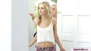 Tinejdžer s malim sisama облизал, a zatim оправил najbolju djevojku-лесбиянку Tinejdžer s malim sisama облизал, a zatim оправил najbolju djevojku-лесбиянку