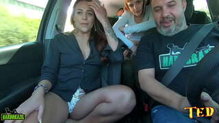 Колата е пълен и Марша Любовта става гол в движение Колата е пълен и Марша Любовта става гол в движение