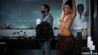 Busty teen fucked umbes poolt perv lendlord vahetada vaba ruumi