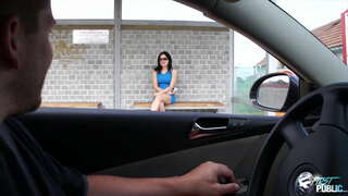 Kåta dude plocka ensam brud i buss-stationen, som visar henne hur coolt är inte det offentliga knull i naturen