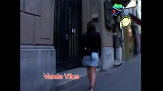 Donkerkop skoonheid Sarah Blou met natuurlike tiete ritte piel in alle posisies