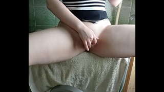 Dievča s veľký zadok dostane orgazmus na práčka a Vibrátor