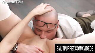 SmutPuppet-Dîner sur Teen Pussy Comp