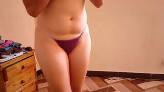 ���્લટ્ટી સ્ટેપમોમ મને બોલાવે છે અને જ્યારે હું આખો દિવસ અભ્યાસ કરવાથી ઘરે આવું છું ત્યારે મારા શિશ્નને ચૂસે છે