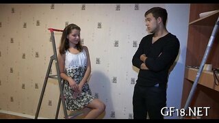 Facet siedzi i patrzy