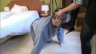 Emäntä tekee hänen miespuolinen orjia nuolla hänen korkokengät kengät