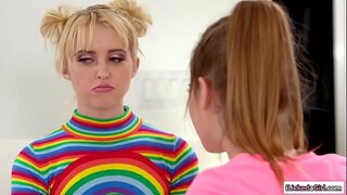 Issiq carvash yoshlar har bir boshqalar ishqalab ishdan keyin mushuk