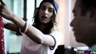 Chad caminar en la familia de la casa de la actualidad de la mano de oírle entrar