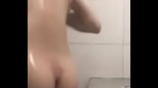 Caliente chica Asiática de transmisión de la ducha en la leva