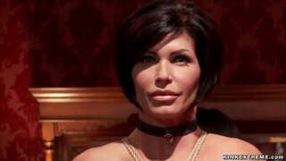 De superbes gros seins MILF blonde Cherie Deville suce une grosse bite puis lui baise tout en MILF brune Shay Fox partage lui et à la succion de l&#039;Étage Supérieur de partie de